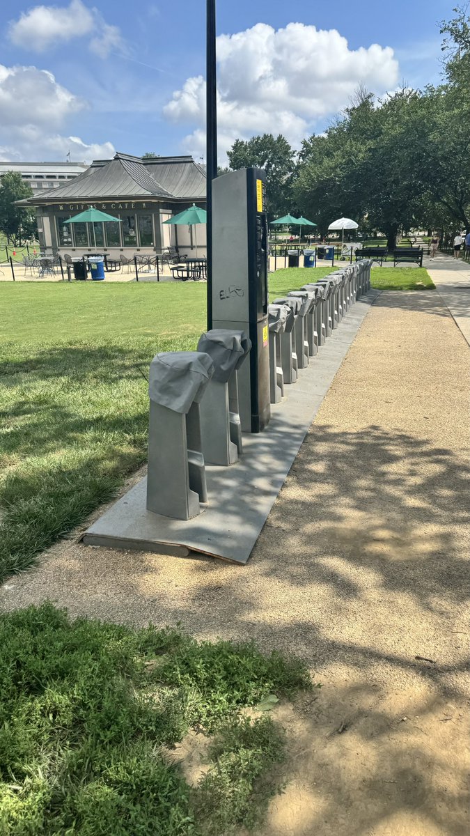 VincentMorris's tweet image. 2 days after Fourth of July ~ Sunday morning ~ and these @bikeshare stations are still closed ?? @DDOTDC how come ??