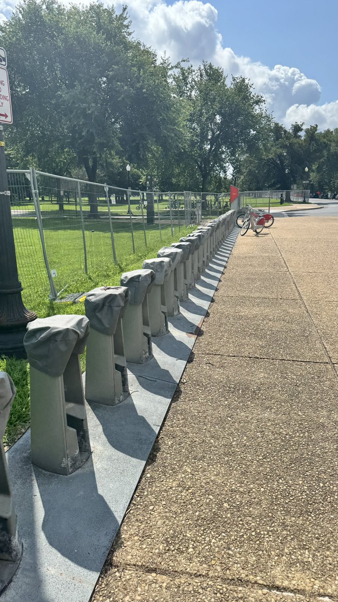 VincentMorris's tweet image. 2 days after Fourth of July ~ Sunday morning ~ and these @bikeshare stations are still closed ?? @DDOTDC how come ??