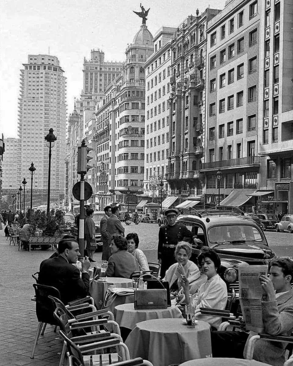 Madrileños tomando algo en unas terrazas de la Gran Vía en 1959.
