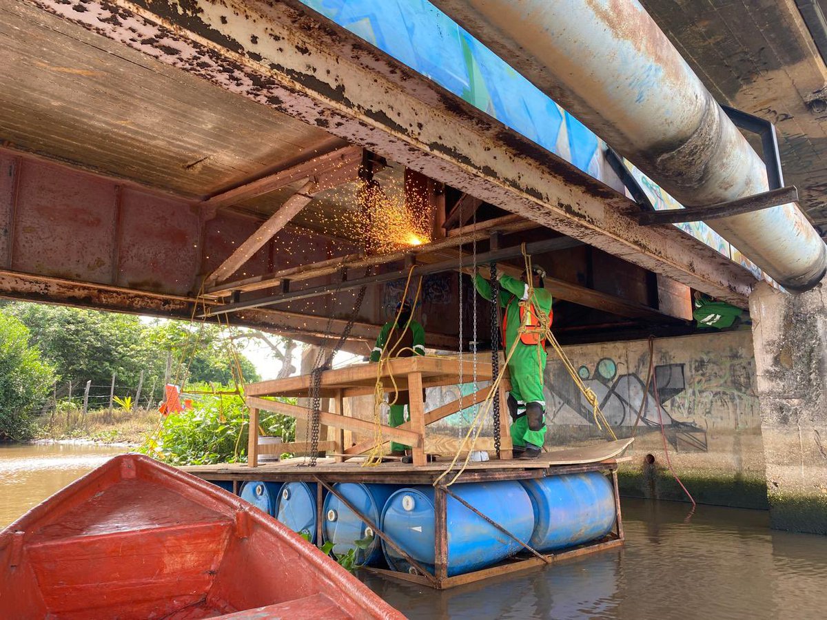 PUENTE CALZADAS II
📍Carretera: Coatzacoalcos-Salina Cruz 
📍Tramo: Minatitlán-Canticas 
📍Km: 15+800
🦺 Trabajos para estabilizar la trabe existente y colocar trabe provisional
#SICTVeracruz #ConservaciónCarretera