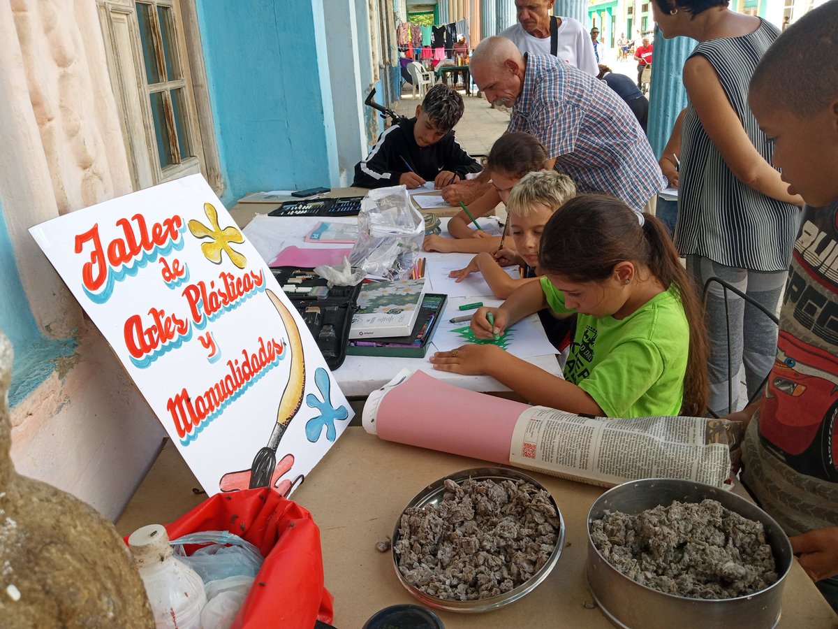 ¡Nuestra Feria del Libro vibró de talento! 🌟 Acompañaron el solista Franklin Sierra con su arte, y los pequeños creadores del taller de manualidades de la Galería de Arte. ¡Creatividad, música y alegría para todos! ✨📚  

#MatancerosEnVictoria #VeranoSiempreJoven #Cultura