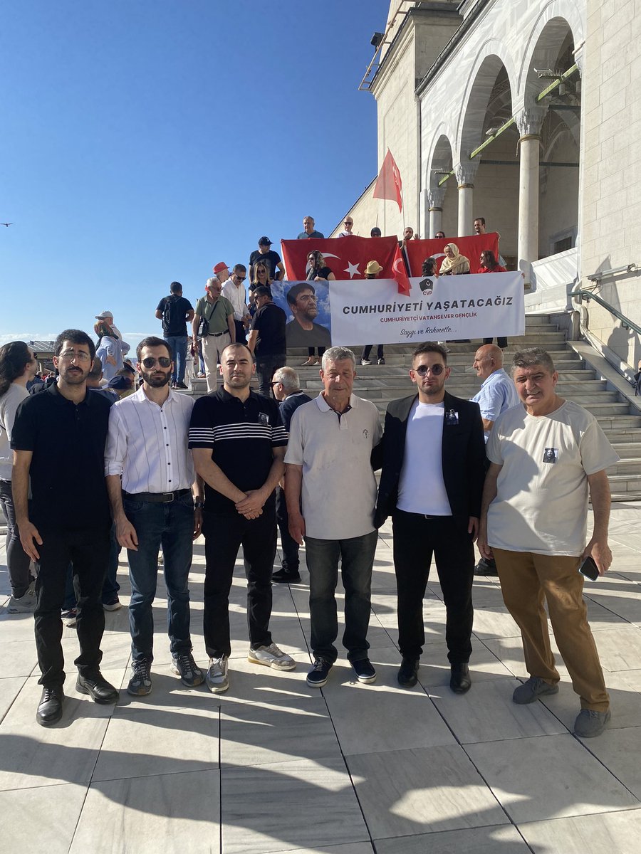 Cumhuriyet aydını Nihat Genç’i sonsuzluğa uğurladık.

Cumhuriyet’i ve değerlerini sonsuza dek yaşatacağız!
