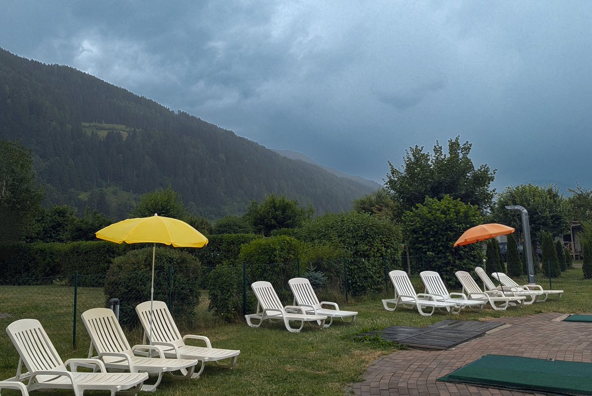 Symbolbilder Ferienfahrt nach Österreich Steiermark. Noch sind aber alle gut gelaunt. Wetter soll leider erstmal so bleiben. Dann morgen vielleicht Bergwerk, Wetter egal. Unterkunft Mobilhäuser auf einem Campingplatz - völlig i.O. - günstiger als jede deutsche Jugendherberge.