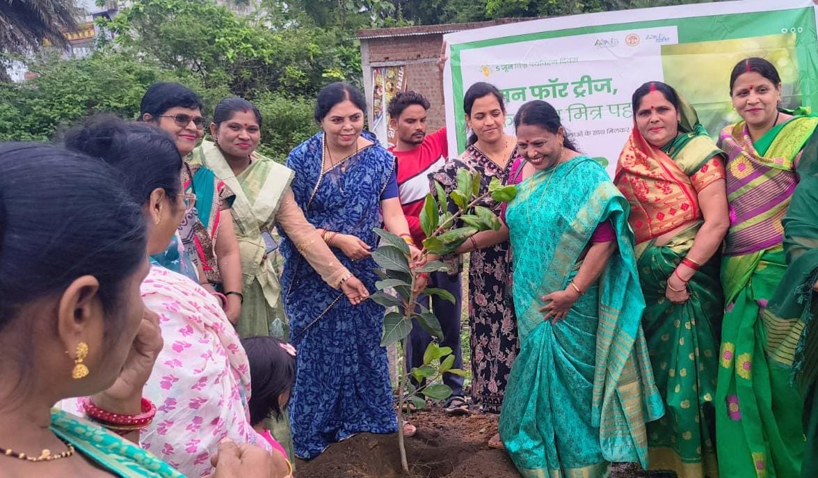 आज नगर पालिका वारासिवनी द्वारा आयोजित पौधारोपण अभियान के अंतर्गत सर्व ब्राह्मण समाज के साथ परशुराम भवन में पौधारोपण किया।
