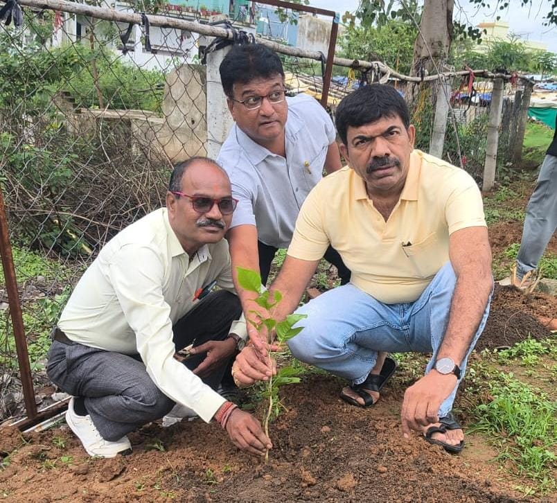 PradeepJGudda's tweet photo. आज नगर पालिका वारासिवनी द्वारा आयोजित पौधारोपण अभियान के अंतर्गत सर्व ब्राह्मण समाज के साथ परशुराम भवन में पौधारोपण किया। https://t.co/pYzUHJPue3