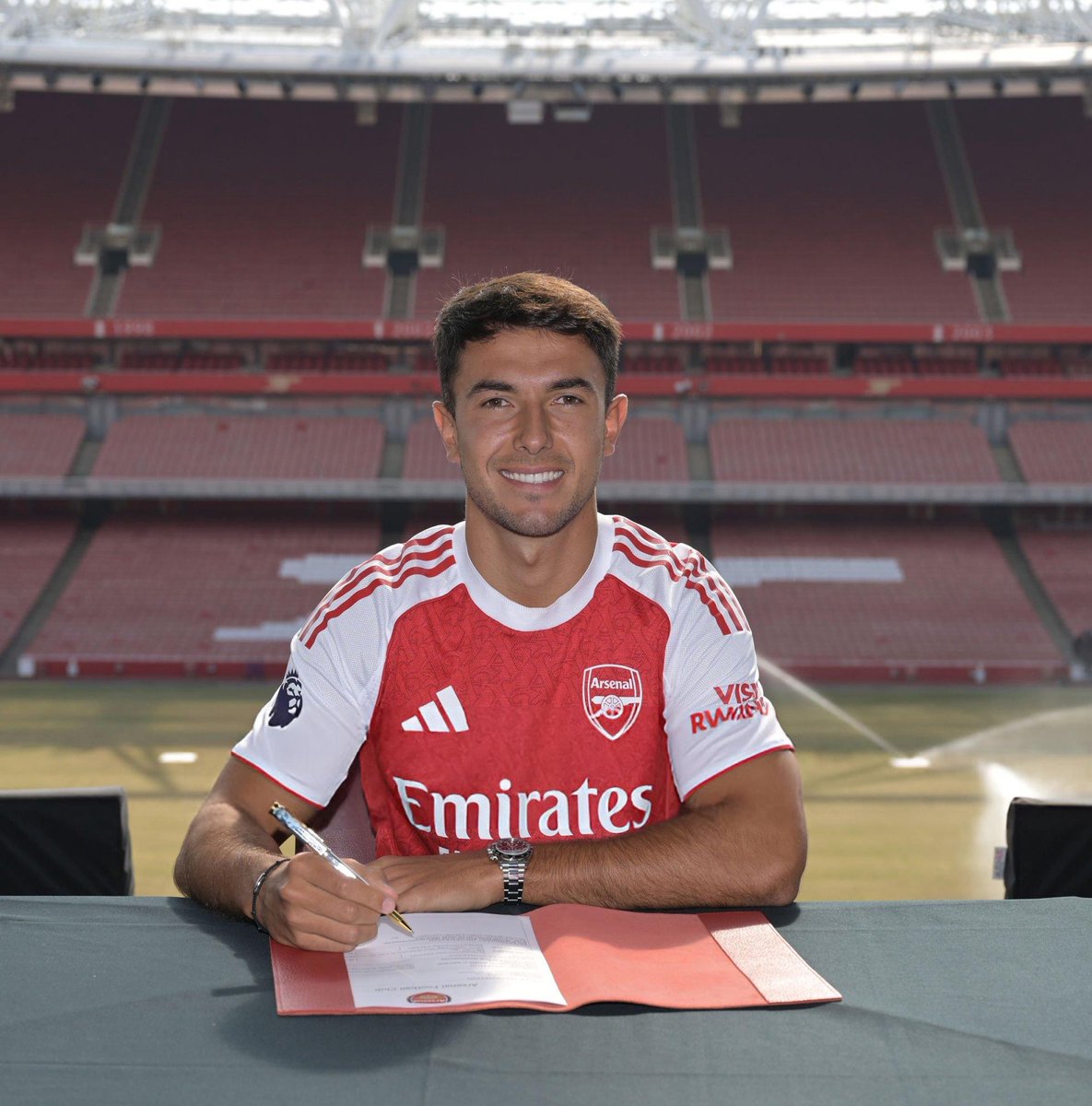 Après tant d'attente, quel bonheur de le voir enfin avec notre maillot 🔴⚪️

On a hâte de le voir sur le terrain maintenant !