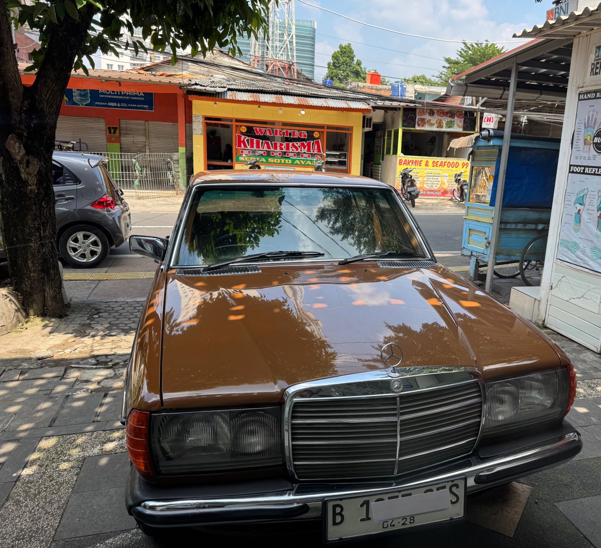 cars_asia's tweet photo. Must be at Jakarta. Mercedes Benz W123 240D. #MercedesBenzW123 #W123 #240D https://t.co/nKlYrmdFqx