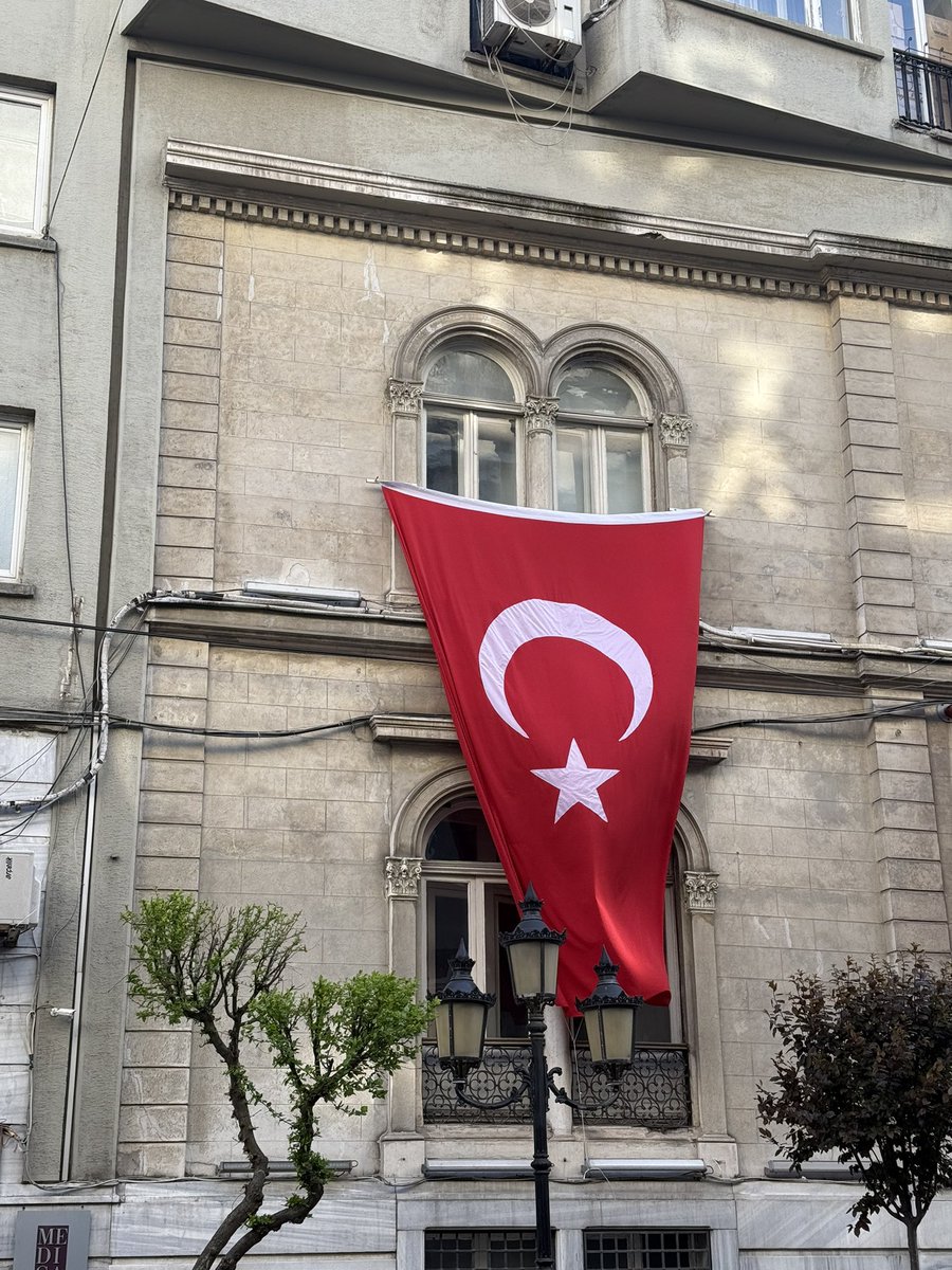 Irak’ın kuzeyindeki Pençe Kilit Harekatı bölgesinde sürdürülen arama tarama faaliyetleri sırasında, bir mağarada oluşan gaz yoğunluğu nedeniyle etkilenen 19 Mehmetçiğimiz’den  5’inin şehit olduğunu derin bir üzüntüyle öğrenmiş bulunuyorum.

Aziz şehitlerimize Allah’tan rahmet;