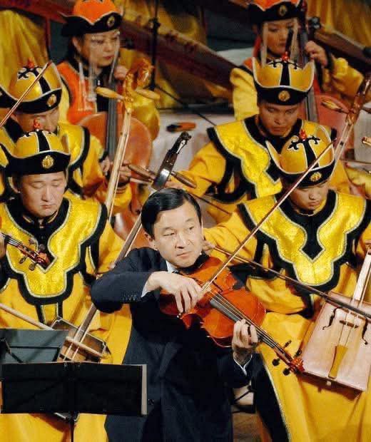 Эзэн Хаан Нарүхито нь Угсаа залгамжлагч Хунтайжийн хувиар Монгол Улсын Ерөнхийлөгч Н.Энхбаярын урилгаар хоёр улсын хооронд дипломат харилцаа тогтоосны 35 жил, Монгол Улс дахь “Япон жил”-ийн хүндэт зочны хувиар 2007 оны долдугаар дугаар сарын 10-17-ны өдрүүдэд албан ёсны айлчлал