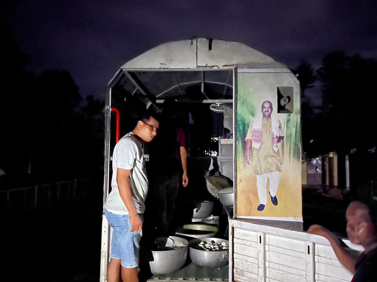 খুমটাই সমষ্টিত ধনশিৰি নদীৰ পানীয়ে বহু অঞ্চল প্লাবিত কৰিছে এতিয়া।
লগতে এতিয়াৰ পৰা এনে বান বিধ্বস্ত অঞ্চলৰ শিবিৰ সমূহত আহাৰ যোগান কৰি আছে আমাৰ <a href="/Mrinal_MLA/">Mrinal Saikia</a> ককাই 🫡
অতি সুন্দৰ পদক্ষেপ গ্ৰহণ কৰিছে ককাই আশাকৰোঁ সোনকালেই সুস্থ বাতাবৰণ ঘুৰি আহিব।