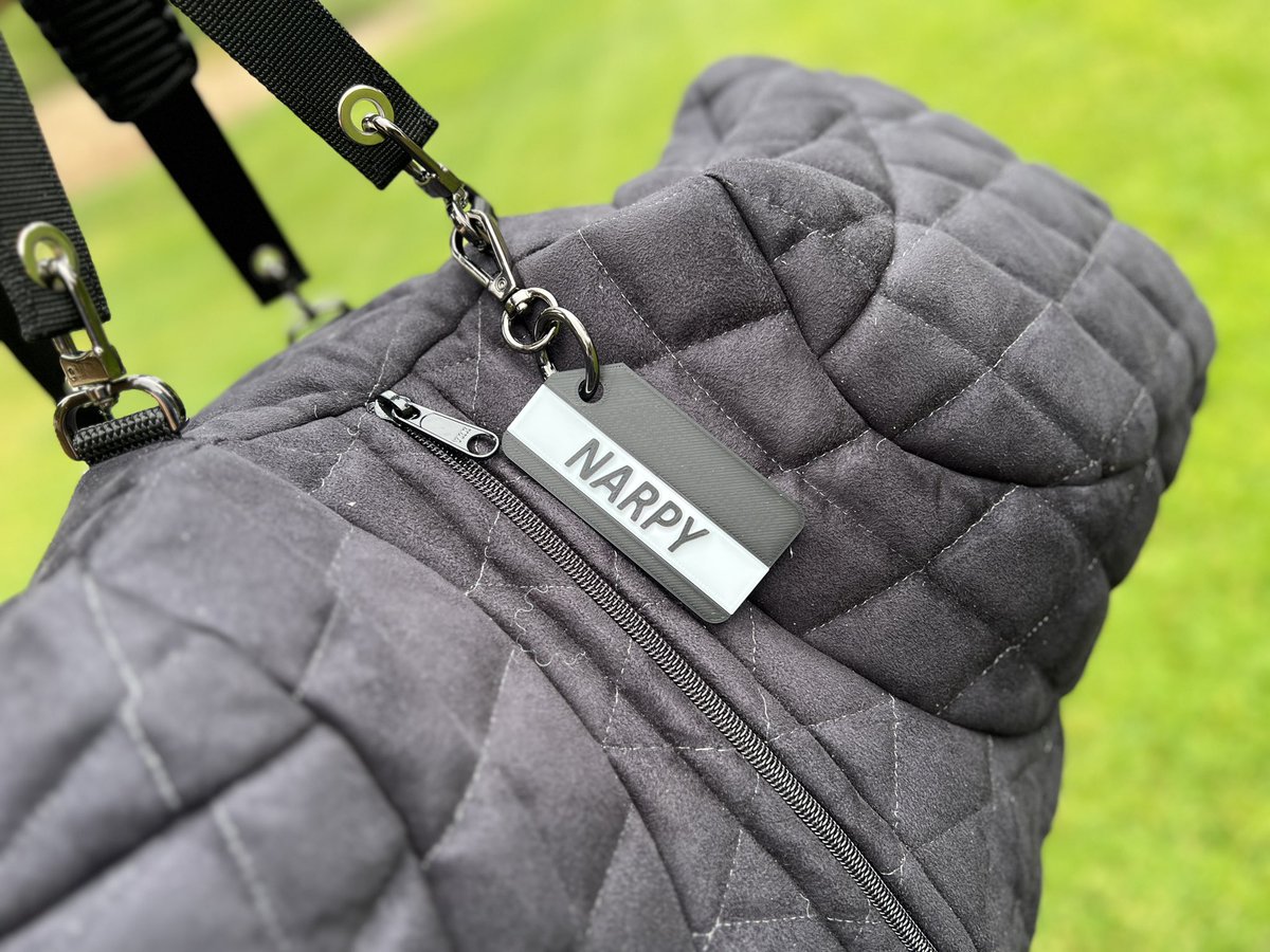 ItsAllBark's tweet image. A custom fursuit head bag for @narpylive!
Look at those floppy ears!
Made by @ItsAllBark🧵🪡