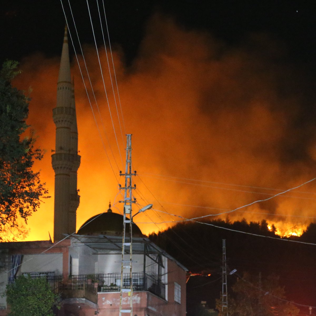 Hatay'da 5 bin 300 vatandaşın tahliye edilmesine neden olan orman yangınını çıkaran şahıs gözaltına alındı.