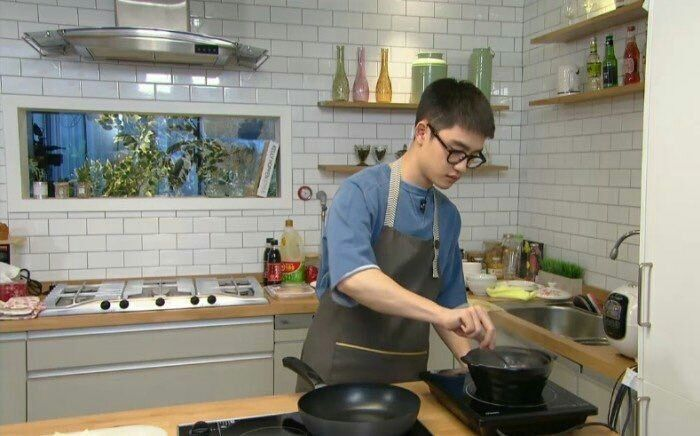 Dikenal jago masak, bahkan mengantongi beberapa sertifikasi resmi di bidang kuliner, momen apa yang bikin Doh Kyungsoo jatuh cinta sama masak?

Beberapa tahun lalu, Doh Kyungsoo nyoba bagna cauda (saus pedas khas Italia) di sebuah restoran. Saking terkesimanya sama rasa sausnya,