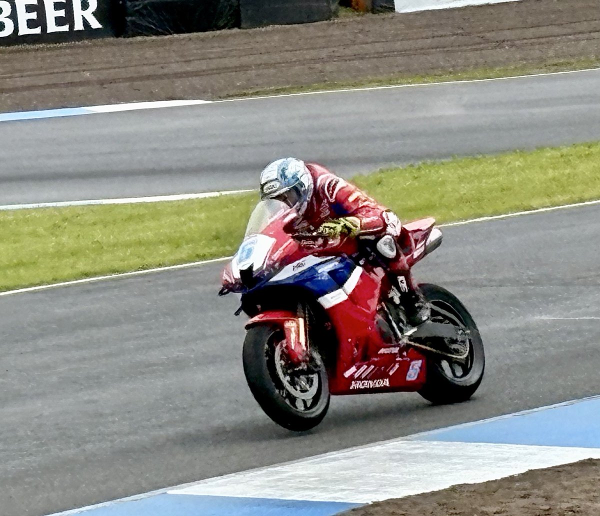 Winning in style - <a href="/JackKennedy14/">Jack Kennedy ☘️</a> sweeps to a fantastic victory in the Supersport feature race at <a href="/krcircuit/">Knockhill Circuit</a> 

We’re also thankful to have <a href="/deanharrisonTT/">Dean Harrison</a> back in the garage none the worse for his crash.

#HondaRacing #CBR600RR