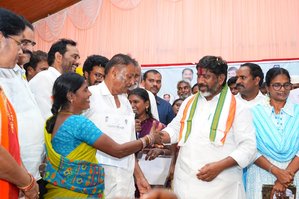 ప్రతి పేదవాడి ఇంటి కలను నెరవేర్చాలన్నదే మా సంకల్పం.. 

మధిర నియోజకవర్గం ముదిగొండ మండలం వనం వారి కిష్టాపురం గ్రామంలో అర్హులైన కుటుంబాలకు ఇందిరమ్మ ఇళ్ల పట్టాలను అందజేయడం జరిగింది.. 

పేదవాడి ఇంటి కల నెరవేర్చే దిశగా బడ్జెట్‌లో ₹22,500 కోట్లు కేటాయించిన ప్రజా ప్రభుత్వం

🔹 ప్రతి