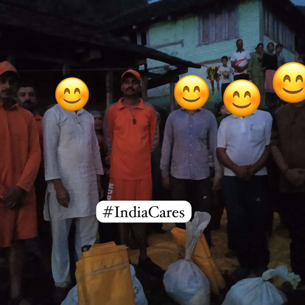 indiacares_2020's tweet image. Floods hit Surah Murhag Panchayat in Himachal, leaving families stranded with very little food and essentials. Most of their ration was washed away, and they were running out fast. Some needed urgent medicines, especially diabetic patients.
They called for help, and help came.…