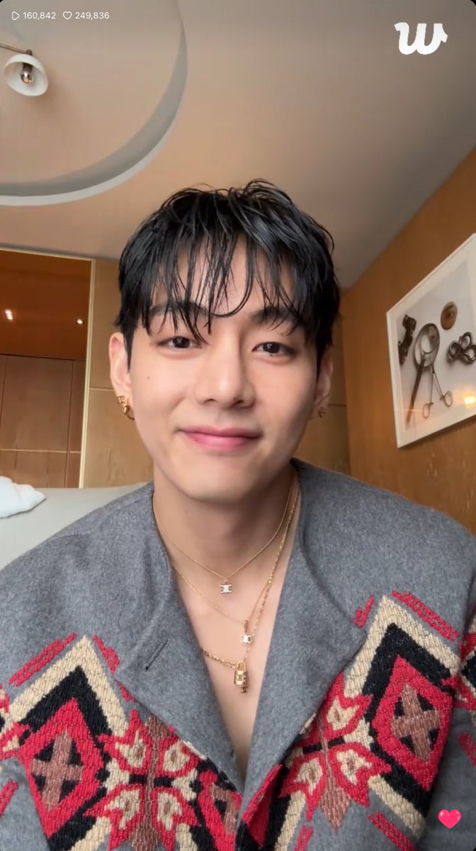 250706 | <a href="/BTS_twt/">방탄소년단</a> #V Weverse LIVE

“การไดเอทจบแล้ว~ ตอนนี้ไม่มีใครหยุดผมได้ละ ดูอาหารที่อยู่หน้าผมตอนนี้สิ ไม่มีใครหยุดผมได้!”

“หลังจากนี้ผมก็ไม่ค่อยมีอะไรให้ทำแล้วครับนอกจากเตรียมตัว (สำหรับอัลบั้ม) เพราะงั้นผมก็จะกิน ผมต้องกินเพื่ออยู่ วันนี้เริ่มเจ็บ ๆ