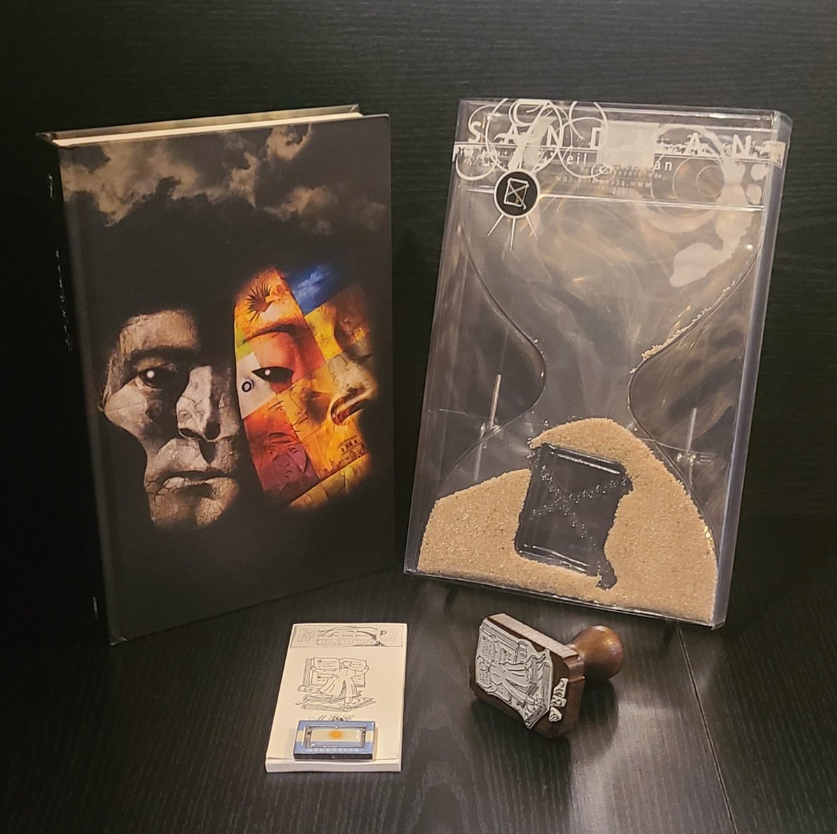 mgc_inventory's tweet photo. :libro: ID_b0912
Sandman: Edición Deluxe vol. 7 (9-oct-2018, ECC Ediciones)
Neil Gaiman
528p - HardCover - ESP
#sandman #neilgaiman #eccediciones #books #libros #collector #bookworm #bookaholic #vintagebooks #books #bookcommunity #bookcovers #collecting #readersofinstagram https://t.co/LpsBSw52Yn