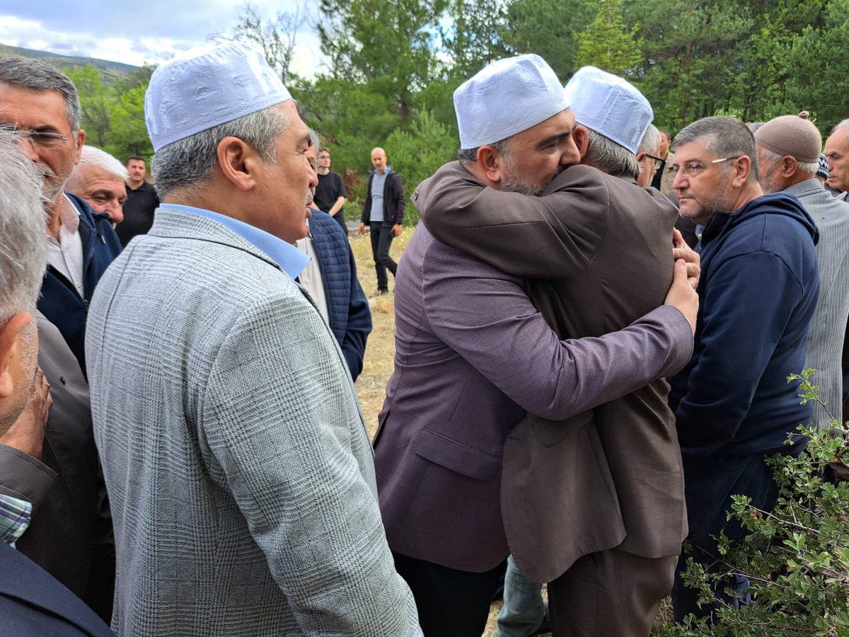 Kıymetli dostum, Memleketimizin değerli müftüsü Dr. Rüstem Can hocamızın babası Hamza amcamızın cenaze namazına iştirak ederek hocamızın acısını paylaştık ve taziye dileklerimizi ilettik. 
Bu vesileyle, Hamza amcamıza Cenab-ı Allah’tan rahmet tüm yakınlarına sabır niyaz ediyorum.