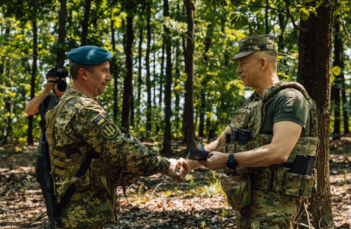CinC_AFU's tweet image. У День Військово-Морських Сил Збройних Сил України знову побував на Донеччині. Цього разу нагода приємна – нагородження військовослужбовців 36-ї та 38-ї окремих бригад морської піхоти ВМС ЗСУ.
facebook.com/share/p/16UEXA…