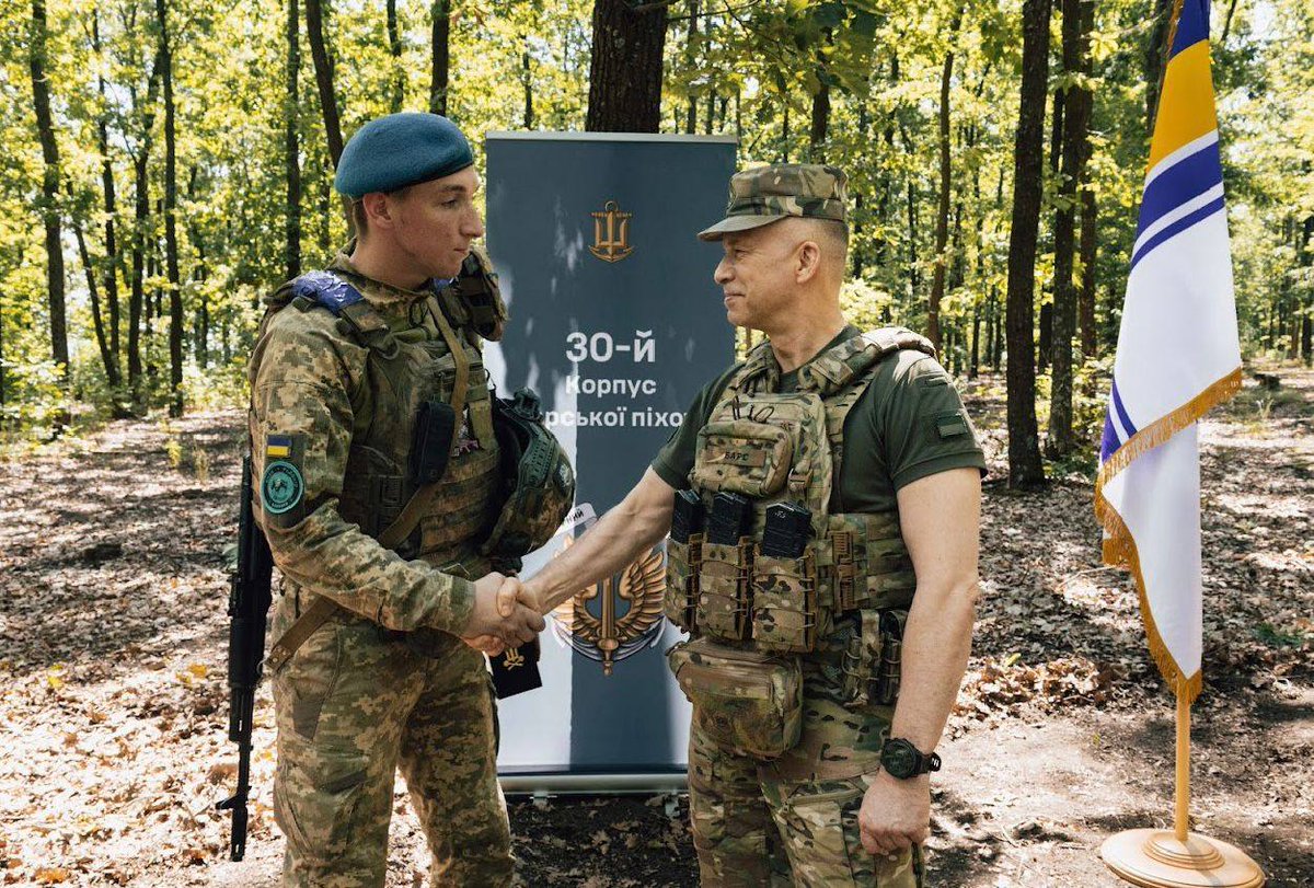 CinC_AFU's tweet image. У День Військово-Морських Сил Збройних Сил України знову побував на Донеччині. Цього разу нагода приємна – нагородження військовослужбовців 36-ї та 38-ї окремих бригад морської піхоти ВМС ЗСУ.
facebook.com/share/p/16UEXA…
