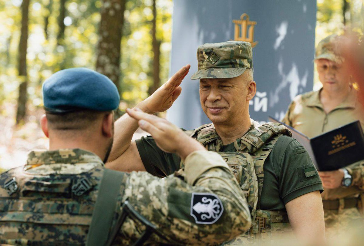 CinC_AFU's tweet image. У День Військово-Морських Сил Збройних Сил України знову побував на Донеччині. Цього разу нагода приємна – нагородження військовослужбовців 36-ї та 38-ї окремих бригад морської піхоти ВМС ЗСУ.
facebook.com/share/p/16UEXA…
