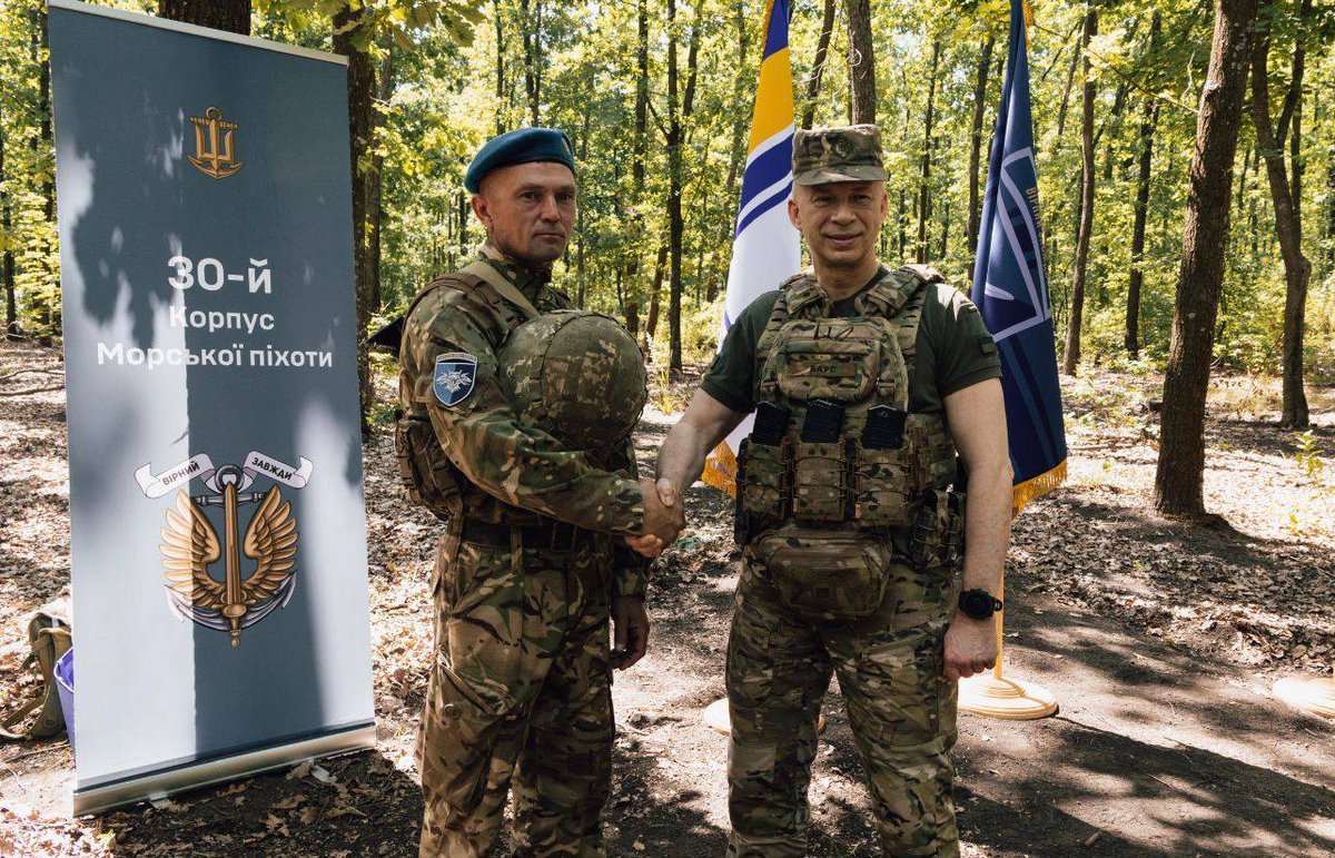 CinC_AFU's tweet image. У День Військово-Морських Сил Збройних Сил України знову побував на Донеччині. Цього разу нагода приємна – нагородження військовослужбовців 36-ї та 38-ї окремих бригад морської піхоти ВМС ЗСУ.
facebook.com/share/p/16UEXA…