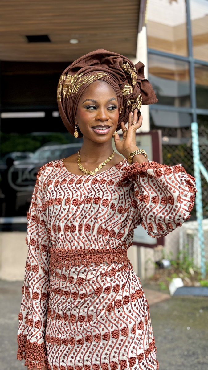 My mum on her wedding day and Me today!

Timeless Fashion!