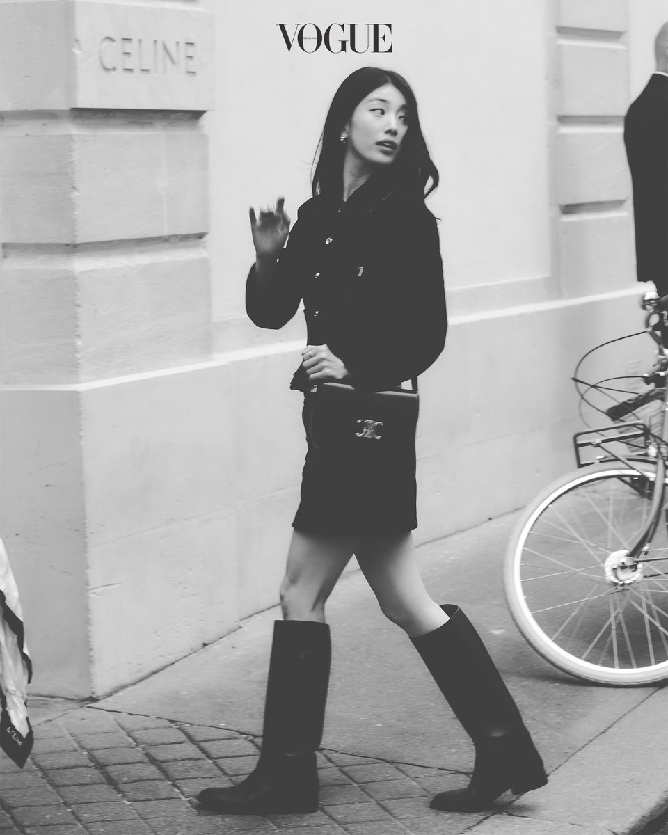 #VogueExclusive ชมภาพเหล่าแขกคนสำคัญในการเดินทางมาร่วมชมโชว์ <a href="/celineofficial/">CELINE</a> คอลเล็กชั่นฤดูใบไม้ผลิ/ฤดูร้อน 2026 ผลงานการเดบิวต์ของ Michael Rider ที่มีแขกฟรอนต์โรว์ระดับโลกมาร่วมกันอย่างคับคั่ง ทั้งแบรนด์แอมบาสเดอร์อย่าง Bae Suzy และ Park Bo Gum พร้อมด้วยตัวแทนจากประเทศไทยอย่าง