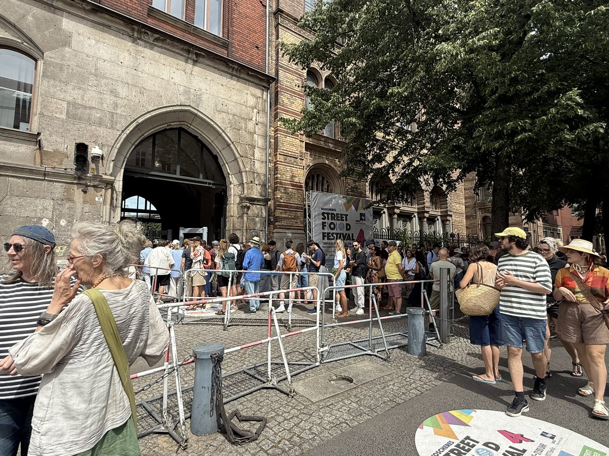 Und wären Islamisten in Berlin unbehelligt ein Kalifat fordern, muss sich das koschere Streetfood Festival an der Synagoge schwer schützen. Einlasskontrolle mit Scanner und Taschenkontrolle. 

Finde den Fehler.