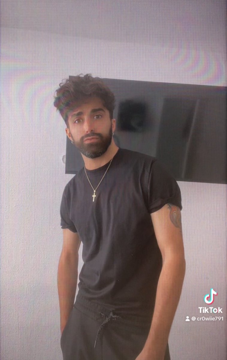 Disfruta la vida y cambia las quejas por gratitud. Si estás vivo puedes lograr grandes cosas,no te rindas  y ármate de valor.Nota cada detalle y admira pa creación,vive presente y nunca en automático.🎖️🤍💈🏳️‍🌈🗺️♑️💎🎩🪩🎧📱🔐
.
.
.
.
.
.
.
• N.Q.M •