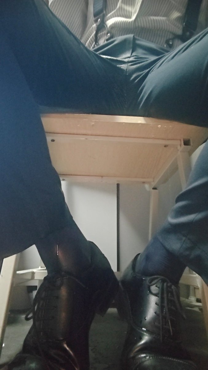 Alejandroize11's tweet image. 边老师成为失禁狗的第二步