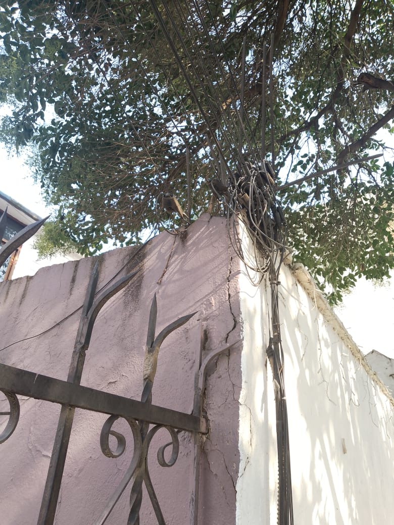 junewish85's tweet photo. @TELMEXSoluciona Ayuda por favor Tengo 16 horas sin servicio Me preocupa que alguien dañara el cableado durante cambio en las banquetas (usaron los cables para amarrar cinta para no pisar mientras secaba concreto)  Los cables a su caseta y al poste de luz están así de expuestos https://t.co/ghNrtGiuMs