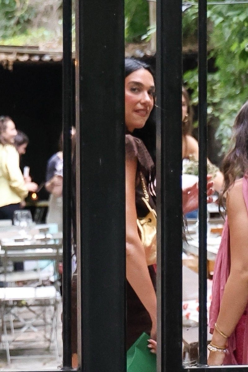 STUDlO2054's tweet image. 📸 | @DUALIPA out and about in Paris, France yesterday (05/07)