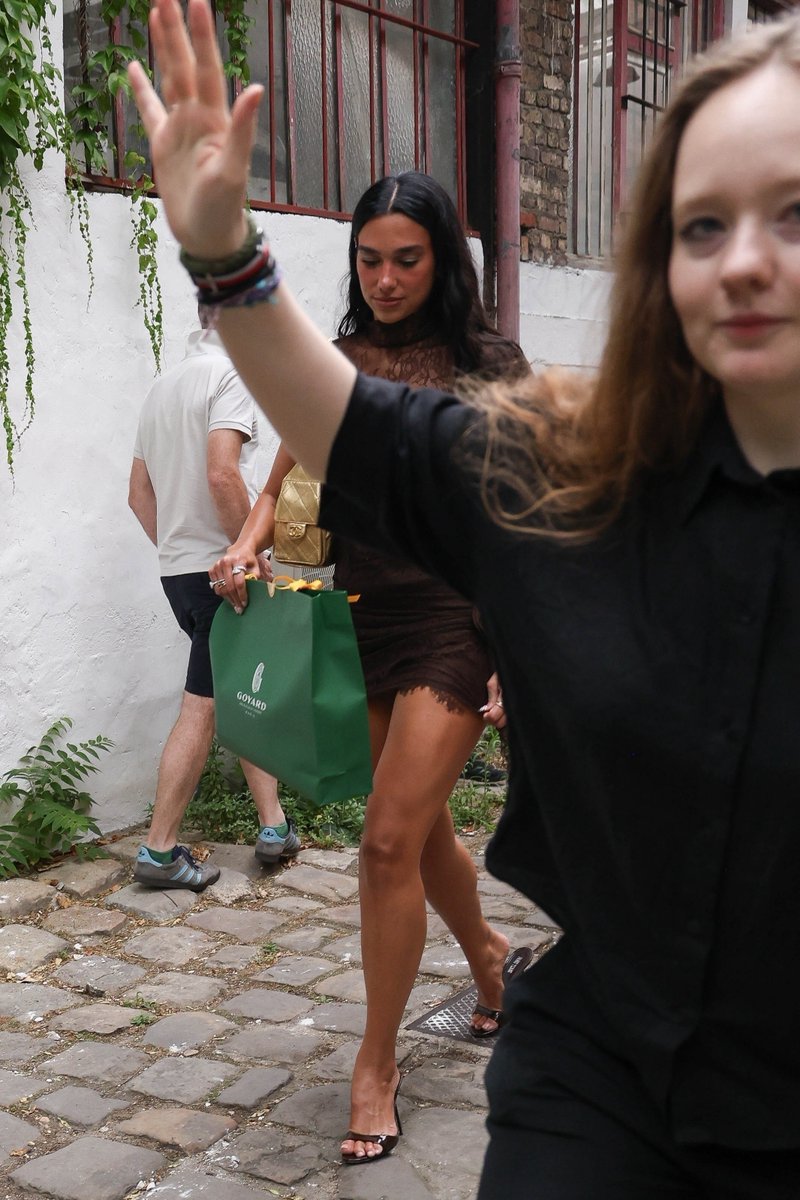STUDlO2054's tweet image. 📸 | @DUALIPA out and about in Paris, France yesterday (05/07)