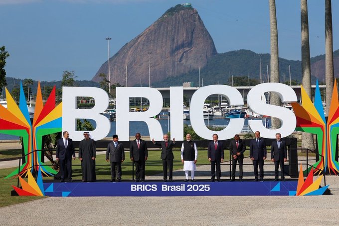 Hon. Prime Minister Shri @NarendraModi ji joined fellow BRICS leaders for the official photograph at the 17th BRICS Summit in Rio de Janeiro.

#PMModiInBrazil
#BRICSSummit2025