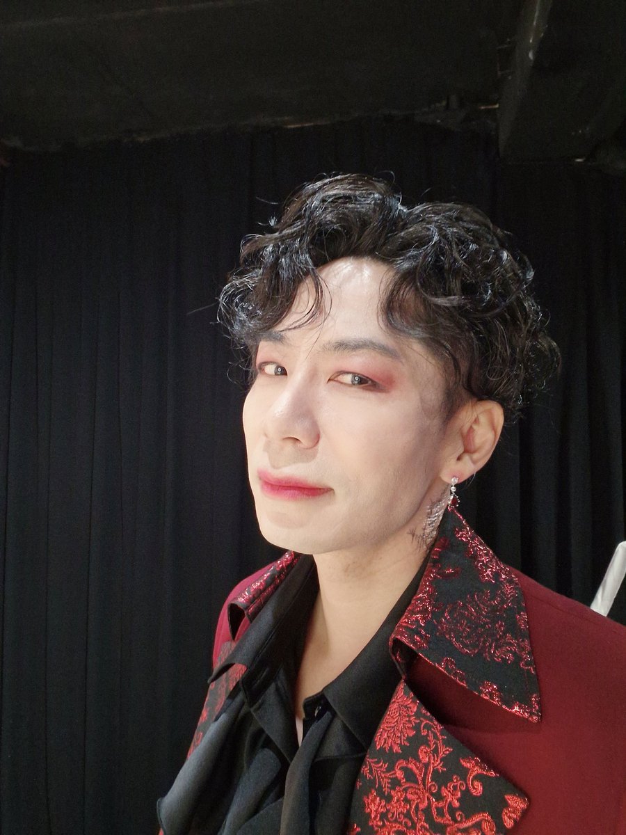 뮤지컬 백작
무사히 끝났어요
모두들 고생했어요

오늘 저의 생떼를 받아준
밴드와 스텝들에게 감사드려요

즐겁게 봐주시고 응원해주신
관객분들께 진심으로 감사드립니다

내일 막공까지 무탈하기를 바랍니다
뮤지컬 백작이 영원하기를 바랍니다

저는 낮과 밤의 경계 사이로
사라지겠습니다..