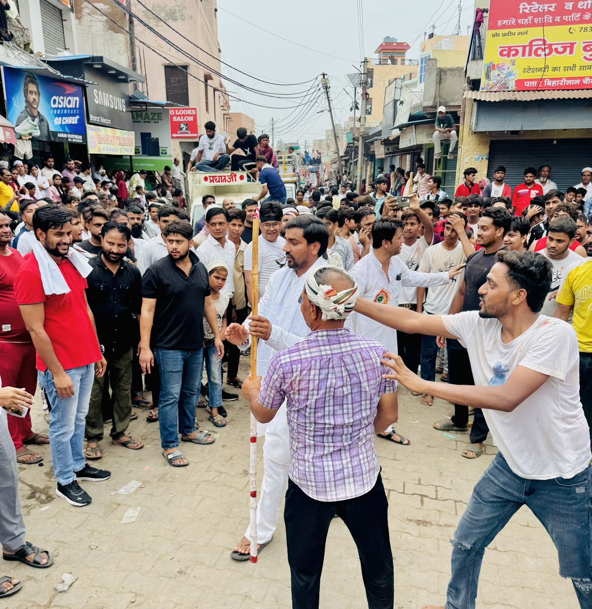 अपने विधानसभा क्षेत्र ज़ेवर के क़स्बे दनकौर में निकले #मोहर्रम के #जुलूस में शामिल हुआ।

हजरत इमाम हुसैन जी ने सच और इंसाफ की हिफाज़त के लिए जो कुर्बानी दी वह पूरी दुनिया को राह दिखाती है। #Moharram 

#विधानसभा_ज़ेवर_63