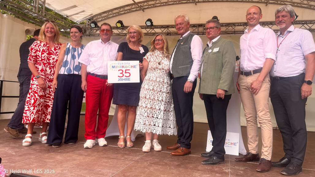 Nicht Mini, sondern großartig findet Bundesminister Rainer die Europa-Miniköche &amp; -gärtner bei der #Landesgartenschau in Furth im Wald. 
Es geht um gesundes, regionales &amp; saisonales Essen. Er betont, wie wichtig es ist, dass gesunde #Ernährung von Kindern stärker gefördert wird.