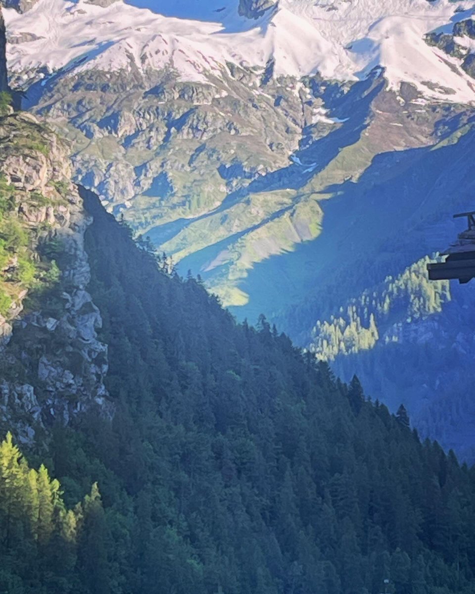ChoccyB29's tweet photo. @JamesLucasIT Courmayeur at the head of The Aosta Valley is pretty good too! 🇮🇹 🏔️ https://t.co/XvNatR3z8l