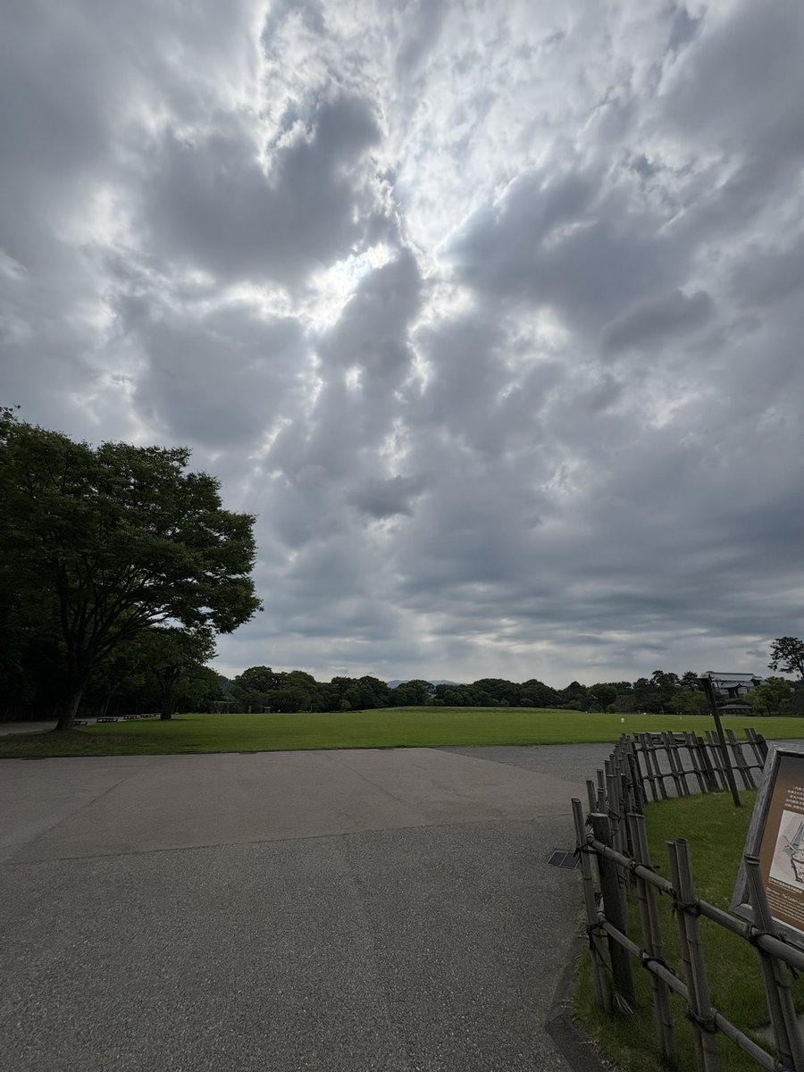 金沢観光✨その1
誰もが知る金沢駅！天井もステキです！
郵便局もシックな感じ✨
金沢城公園はマイナスイオンたっぷり😆