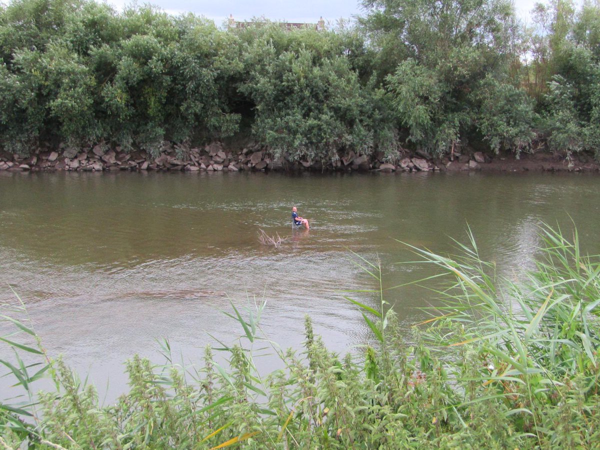 MattyH02's tweet image. Nothing beats a quiet five minutes to yourself.
With the lowest river levels in living memory, here I am taking five and sitting on the Church Rock in the middle of the River Severn at the bottom of my garden.
Don’t try to replicate this. The waters can be treacherous.