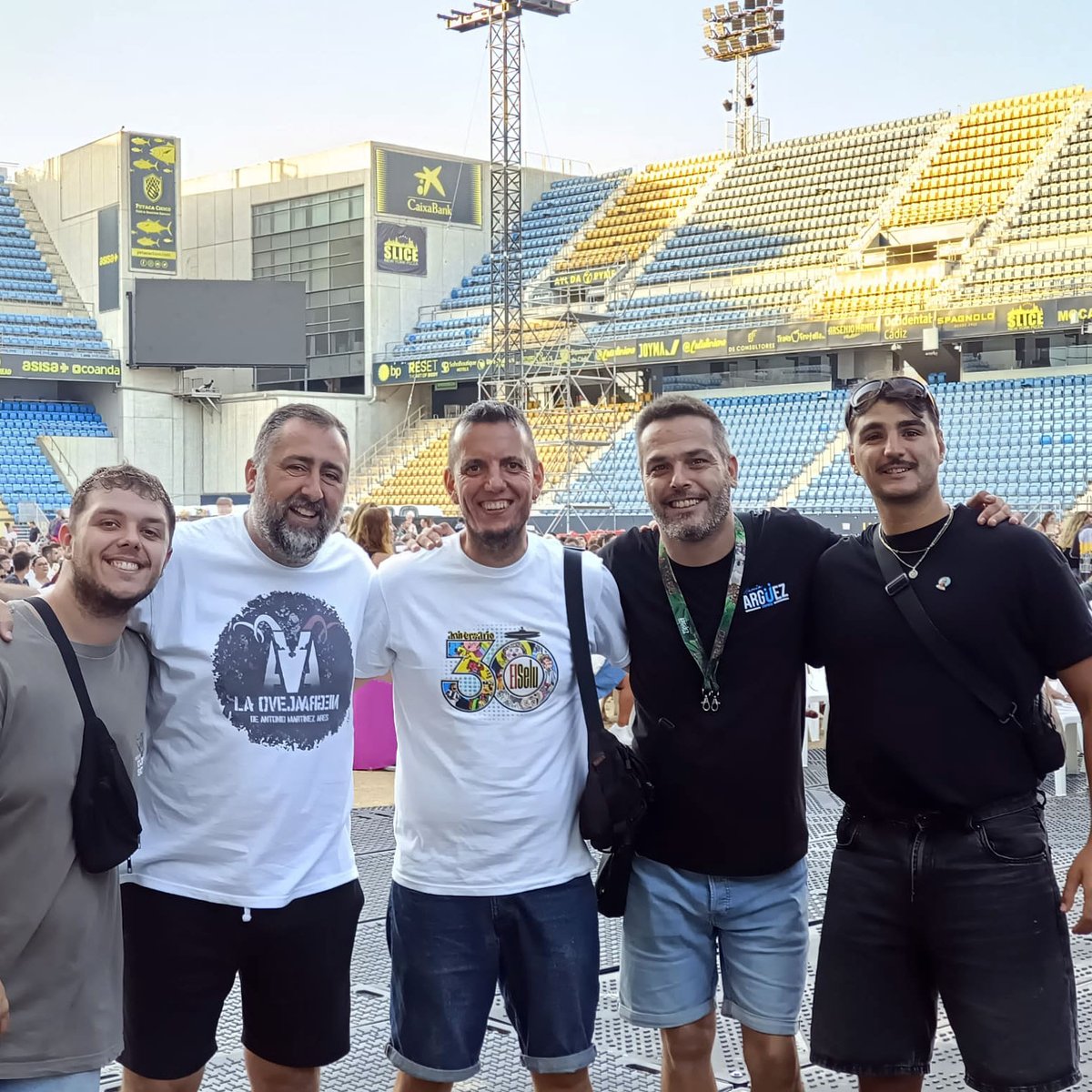 Cuando salta al terreno de juego ... 🤣🤣🤣. Un ratito de categoría con gente grande ! 

#AlCarrito #EstadioMirandilla #Carnaval #CoplasConDatáfono