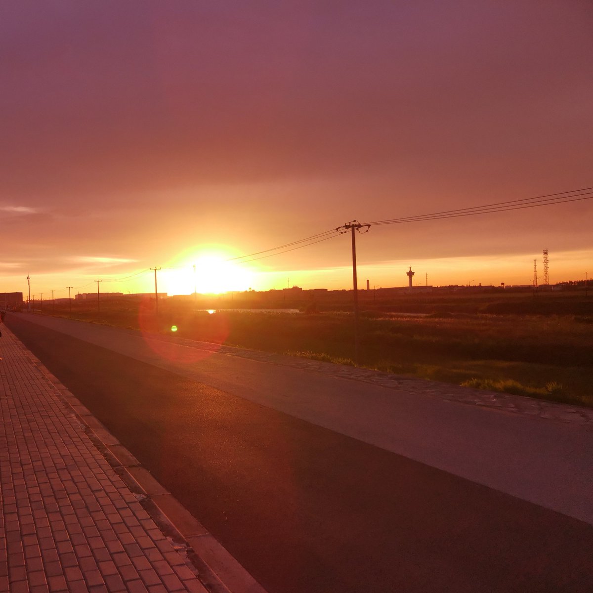 落日余晖，但是巨亮