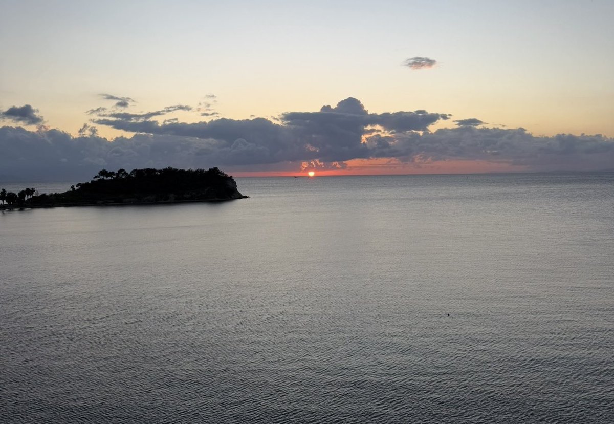 “Sevgisiz bir çocukluk, yanlış kişilere duyulan sonsuz bir özleme dönüşür.”

İbrahim Gezer