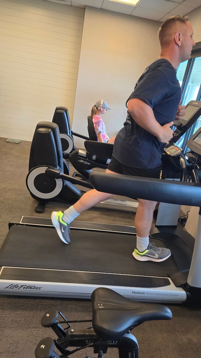 PickleMeElm0's tweet image. Does the gym stop on vacation? Not this weekend! Even our daughters Best friend joined in! @famgymapparel  @DoorDonkeyTV #motivated #changes #FitnessGoals #FamilyTime