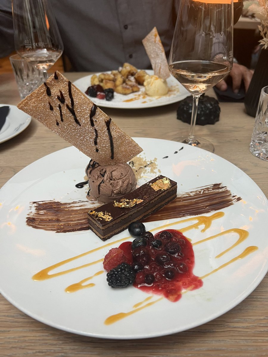 Wurde heute Abend von einem Alpha- Mann zum Essen eingeladen. Er wollte mich wohl beeindrucken 👸 
Du Beta kannst beim nächsten Mal gerne unter dem Tisch Platz nehmen und dein Portemonnaie hochhalten, wenn die Rechnung kommt 🥹🧾😈 #cuckold