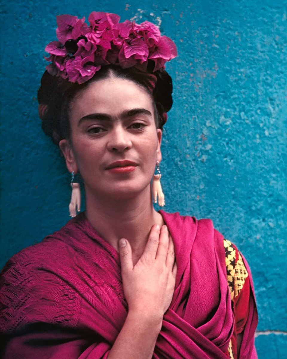 “Si je pouvais t'offrir une seule chose dans la vie, j'aimerai te donner la capacité de te voir à travers mes yeux. C'est seulement ainsi, que tu te rendras compte de l'être spécial que tu représentes pour moi.”

Frida Kahlo 🌹