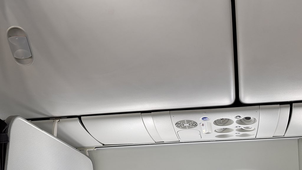 ericjms's tweet image. .@Aeromexico oye tu aeronave EI-GZC necesita una ajustada en los paneles cerca de la fila 6