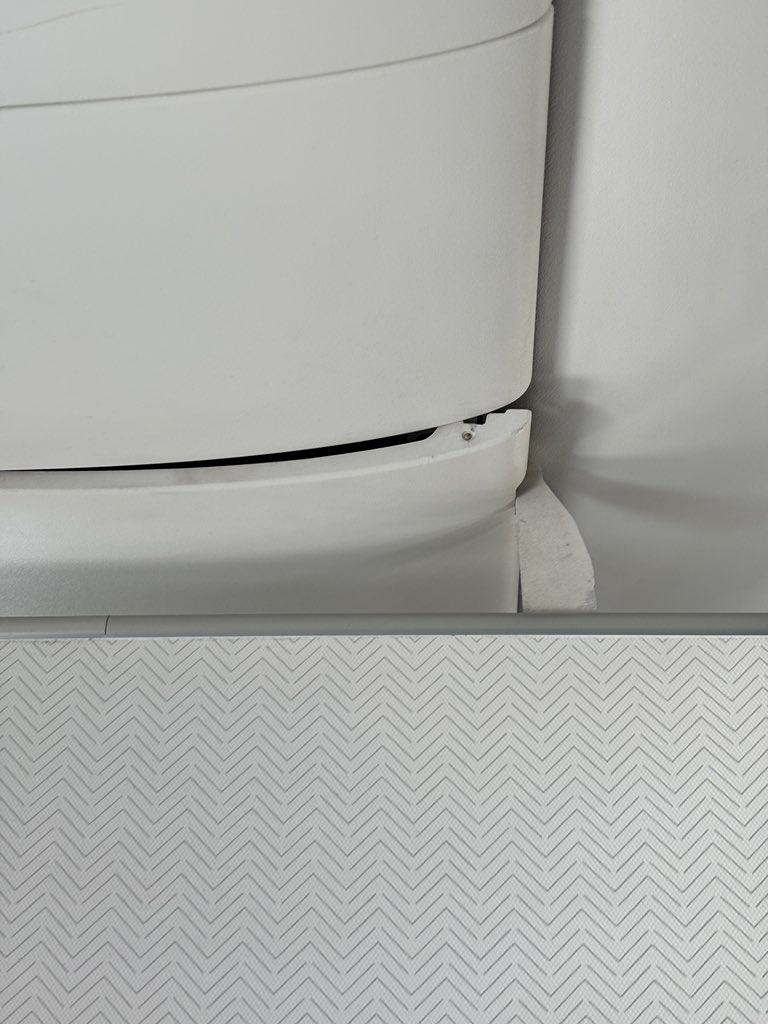 ericjms's tweet image. .@Aeromexico oye tu aeronave EI-GZC necesita una ajustada en los paneles cerca de la fila 6